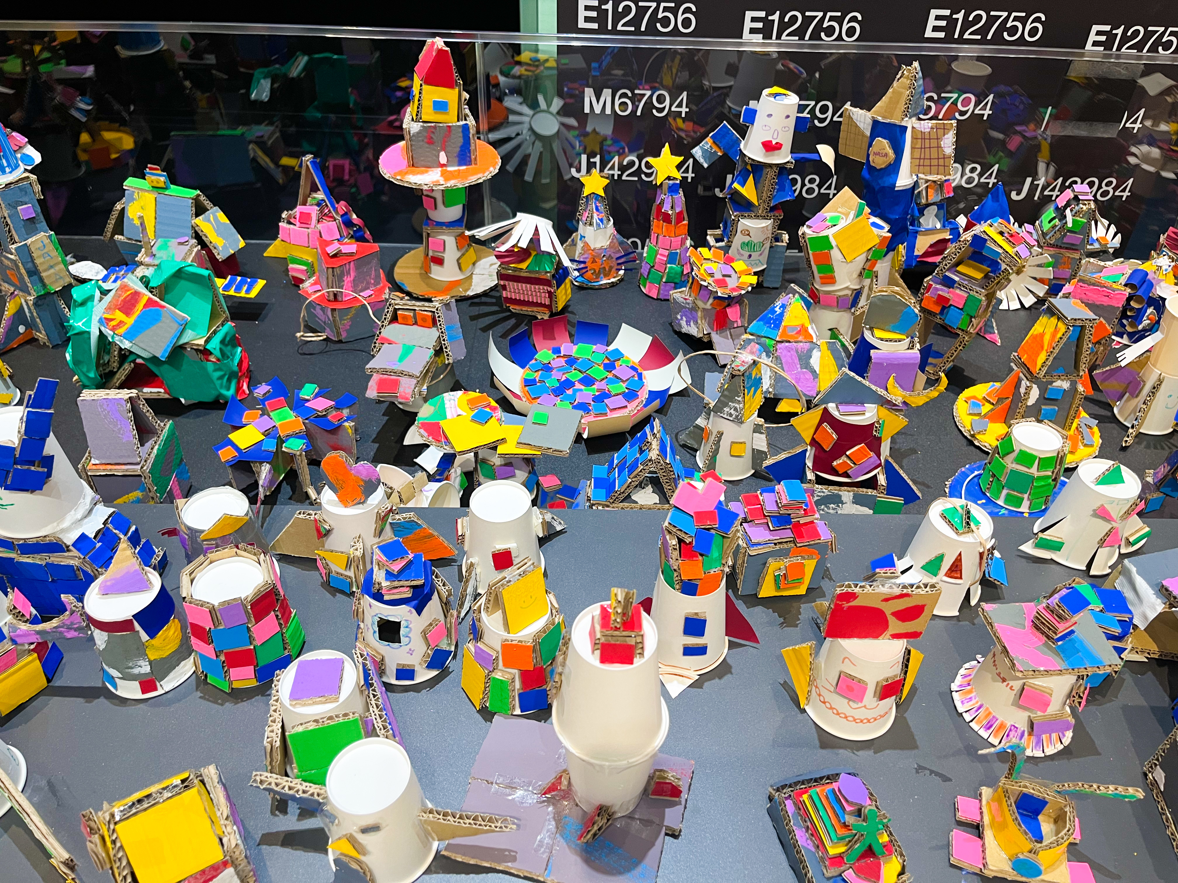 宇宙図工船で遊ぶ子どもたち
